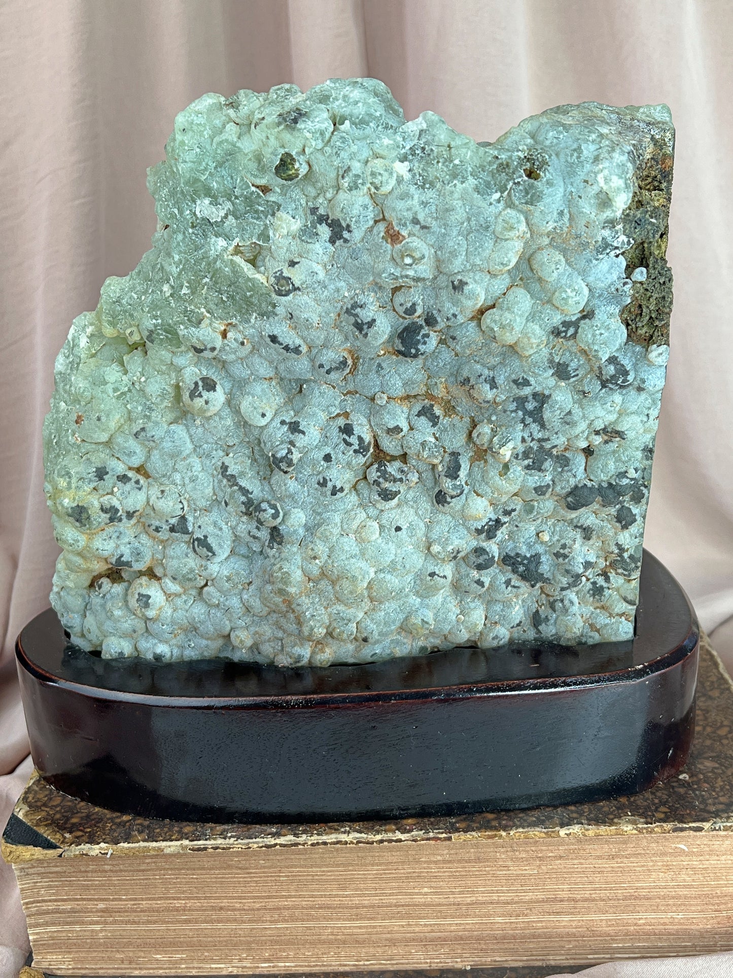 Prehnit auf Standfuß