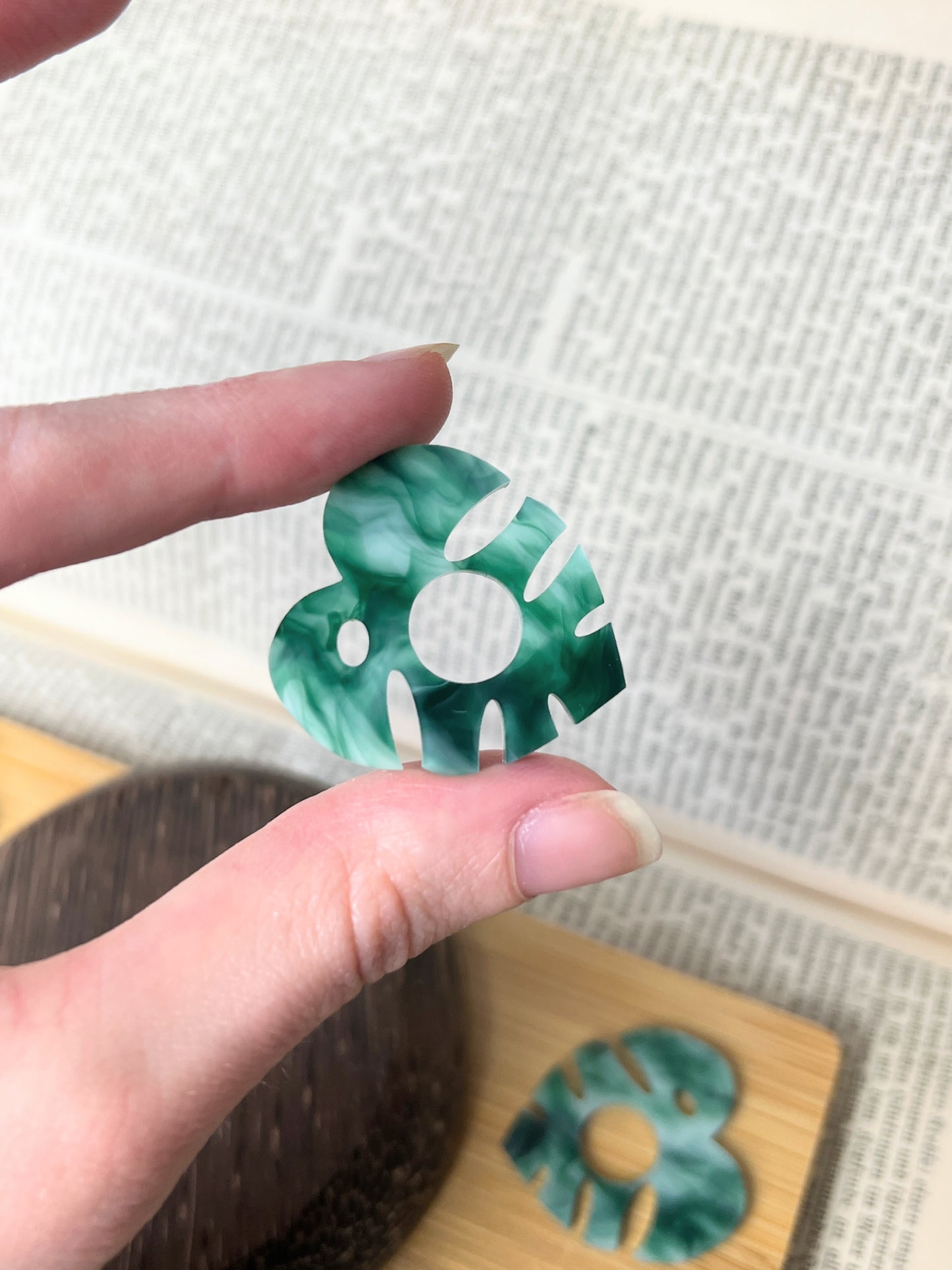 Mini Kugel Standfuß im Monstera Design /grün meliert