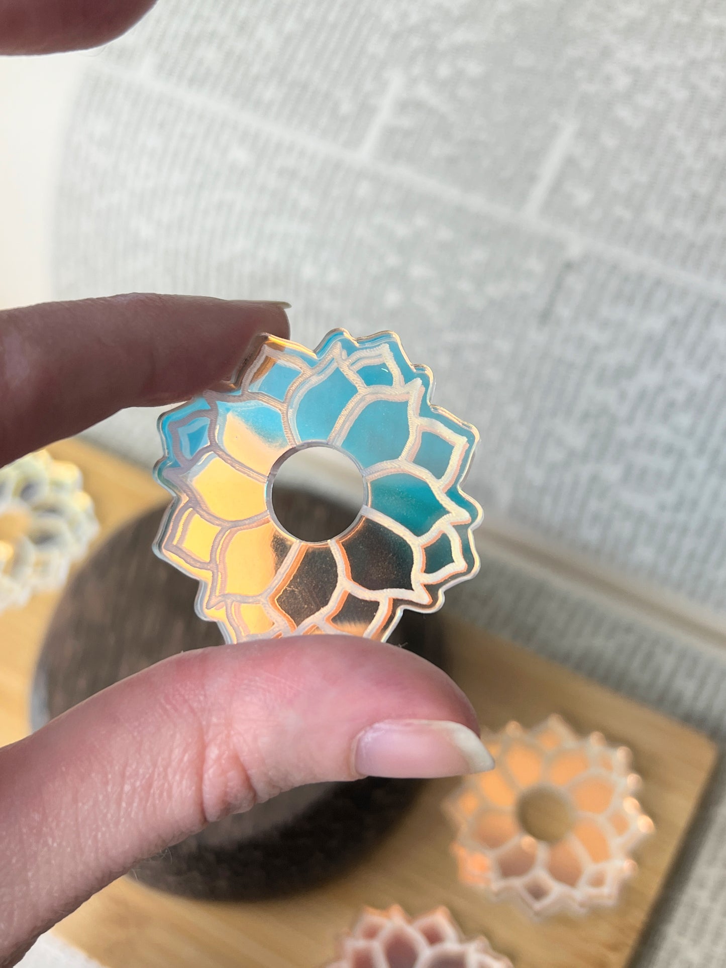 Mini Kugel Standfuß im Blumen Design / graviert irisierend
