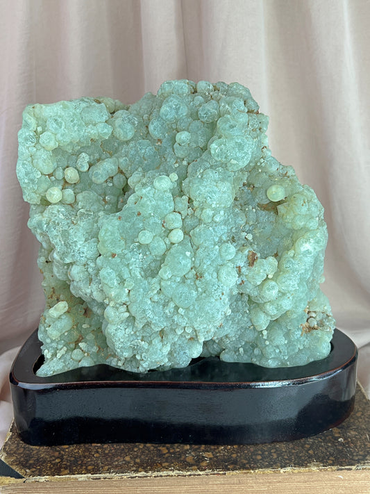 Prehnit auf Standfuß