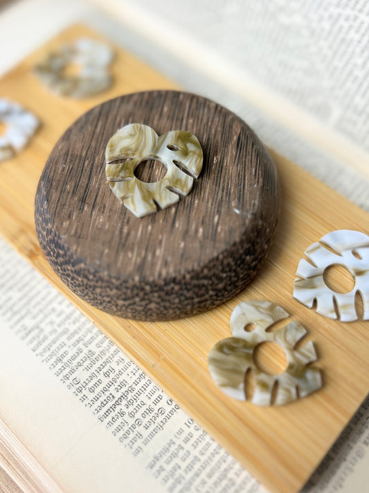 Mini Kugel Standfuß im Monstera Design /braun meliert
