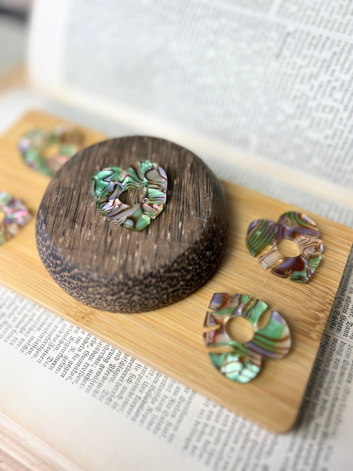 Mini Kugel Standfuß im Monstera Design /Bunt