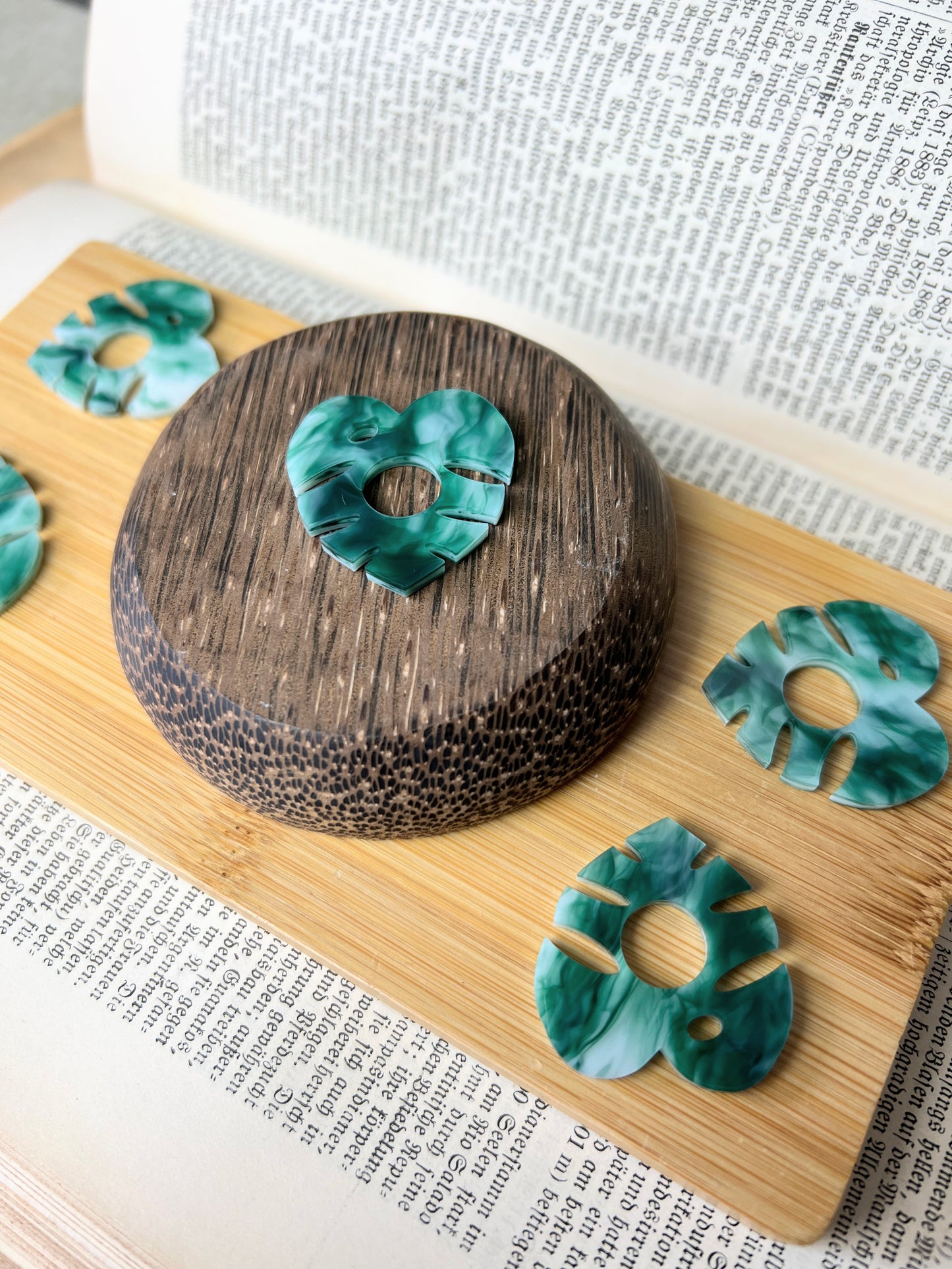 Mini Kugel Standfuß im Monstera Design /grün meliert