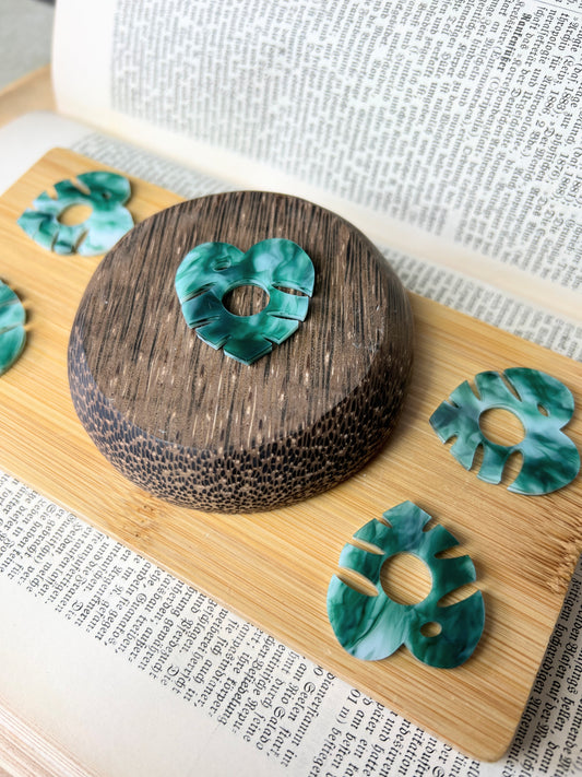 Mini Kugel Standfuß im Monstera Design /grün meliert