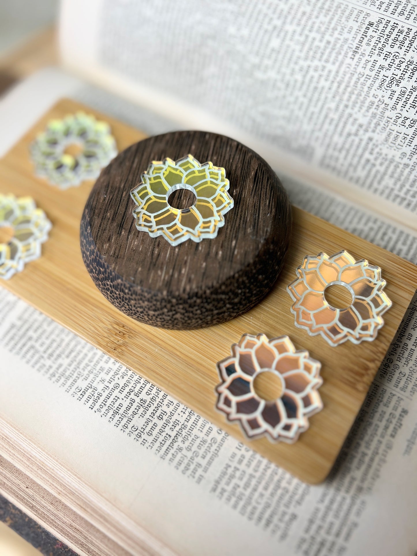 Mini Kugel Standfuß im Blumen Design / graviert irisierend