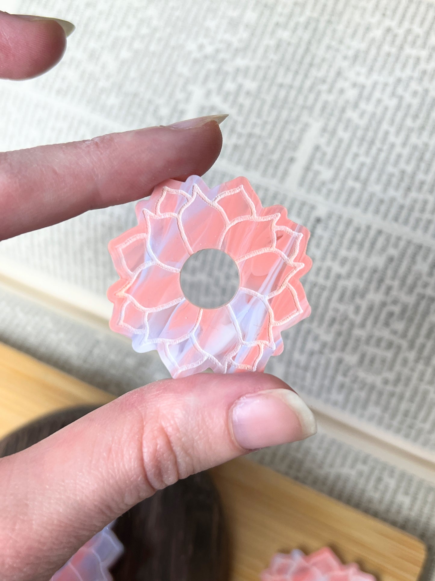 Mini Kugel Standfuß im Blumen Design / graviert rosa lila gold