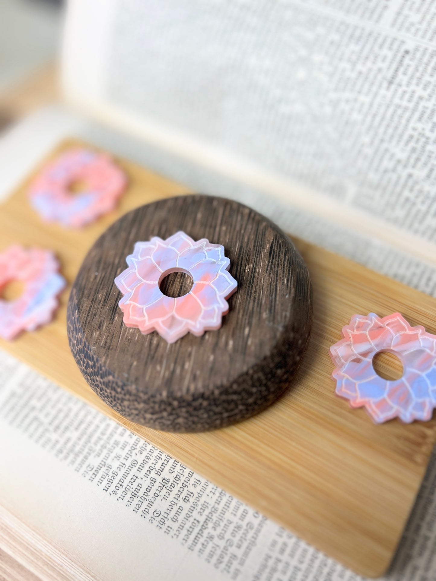 Mini Kugel Standfuß im Blumen Design / graviert rosa lila gold