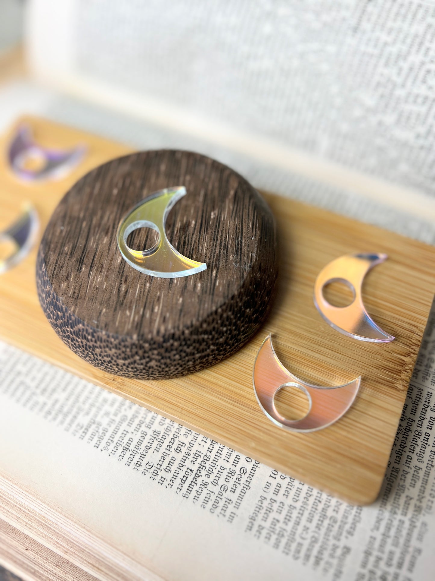 Mini Kugel Standfuß im Mond Design / irisierend