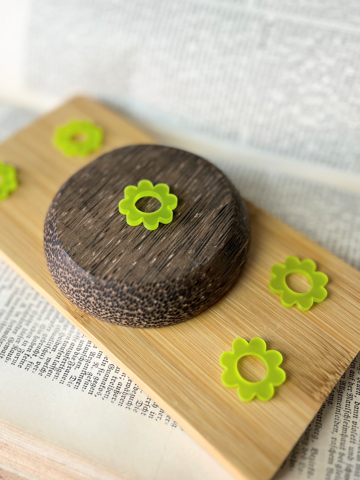 Mini Kugel Standfuß im Blätter Design / grün samt