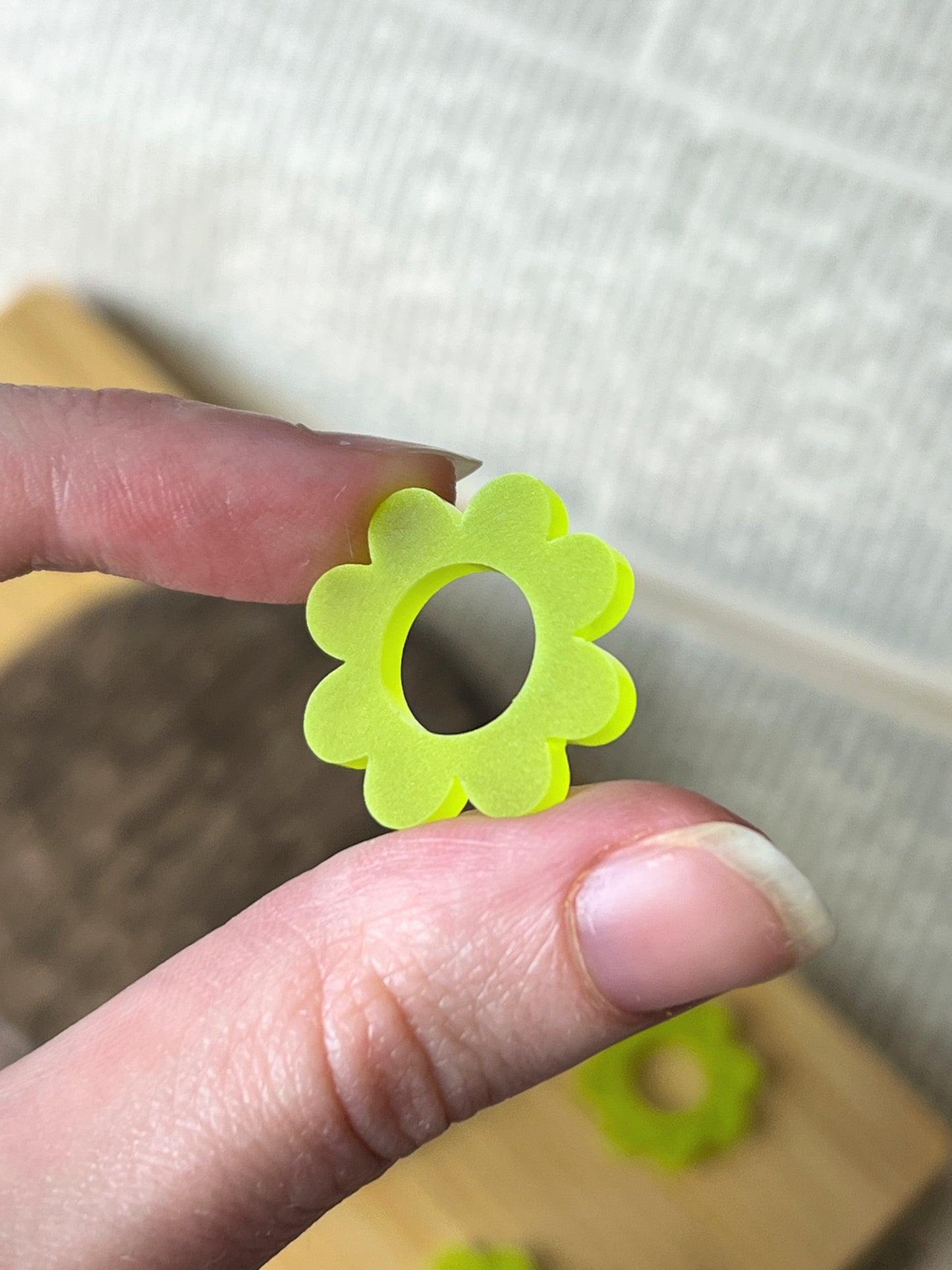 Mini Kugel Standfuß im Blätter Design / grün samt