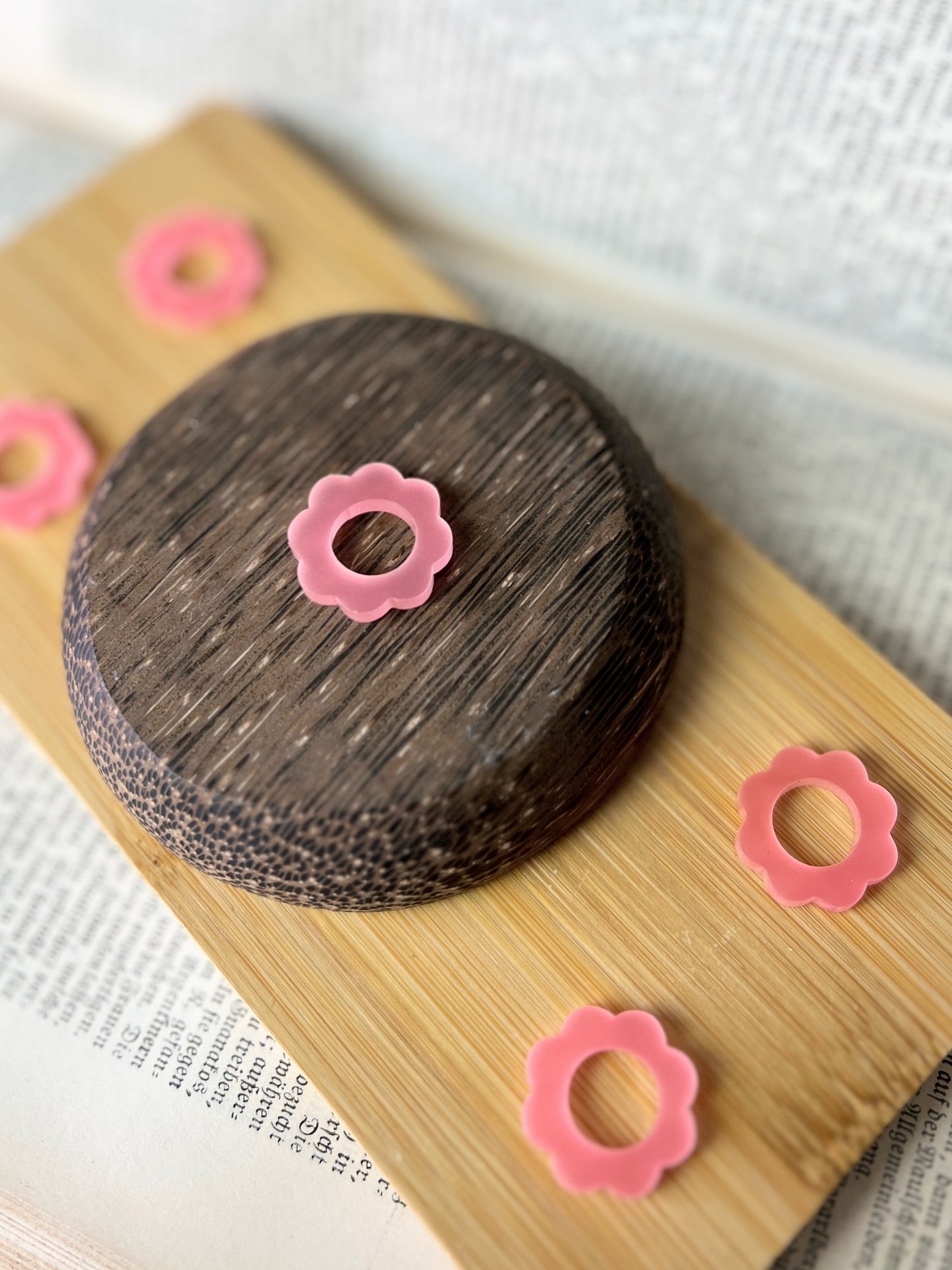 Mini Kugel Standfuß im Blumen Design / rosa samt
