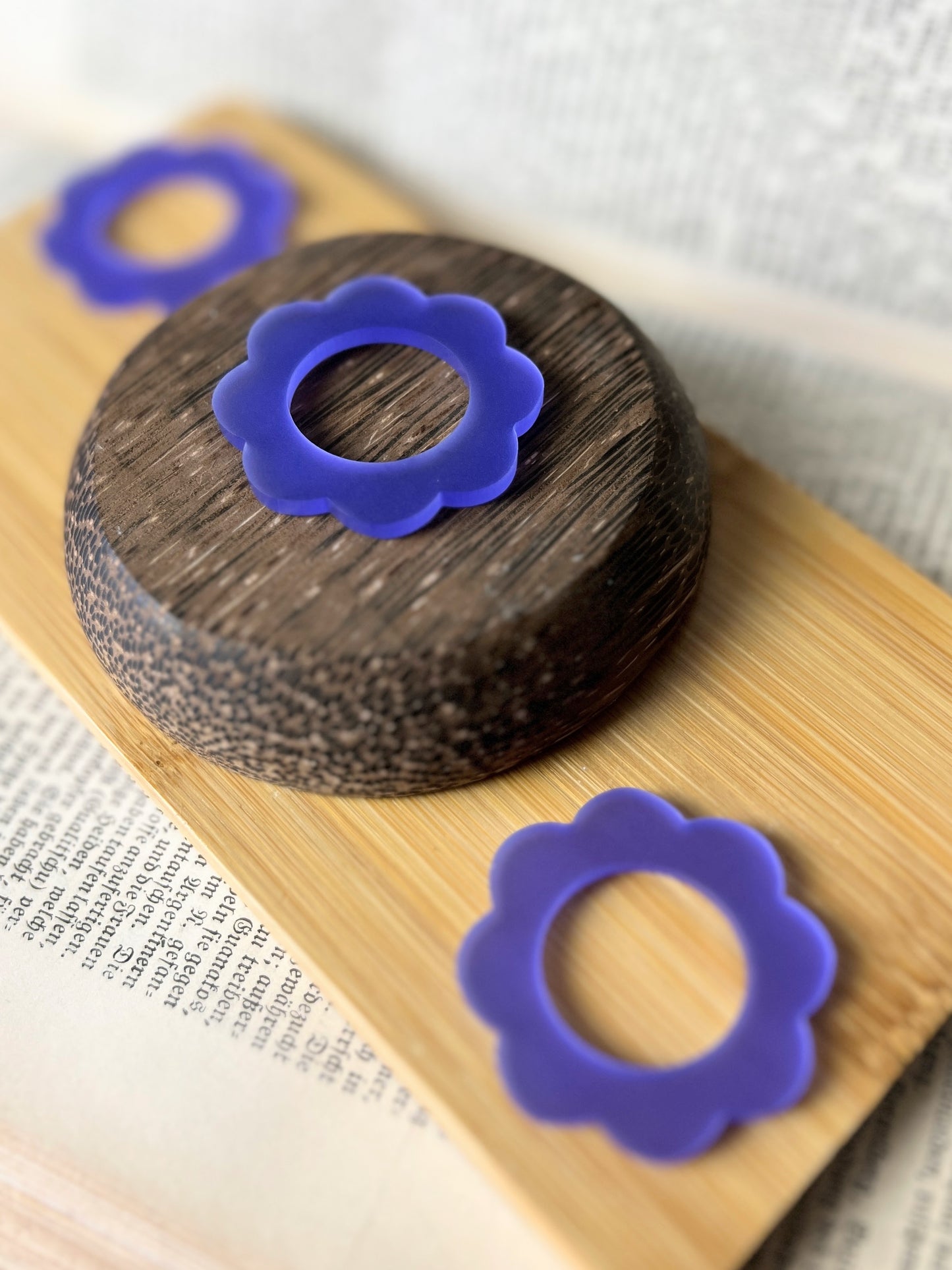 Kugel Standfuß im Blumen Design /  lila samt