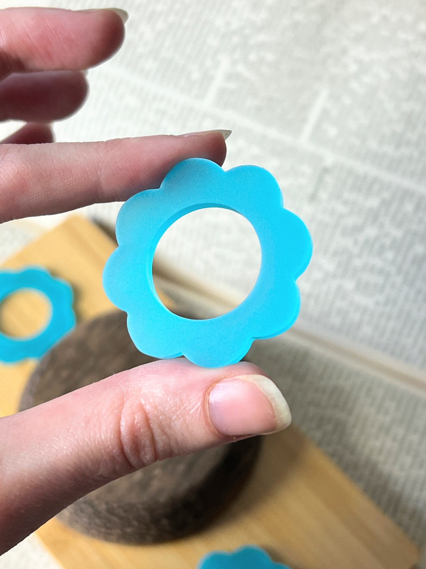 Kugel Standfuß im Blumen Design /blau samt