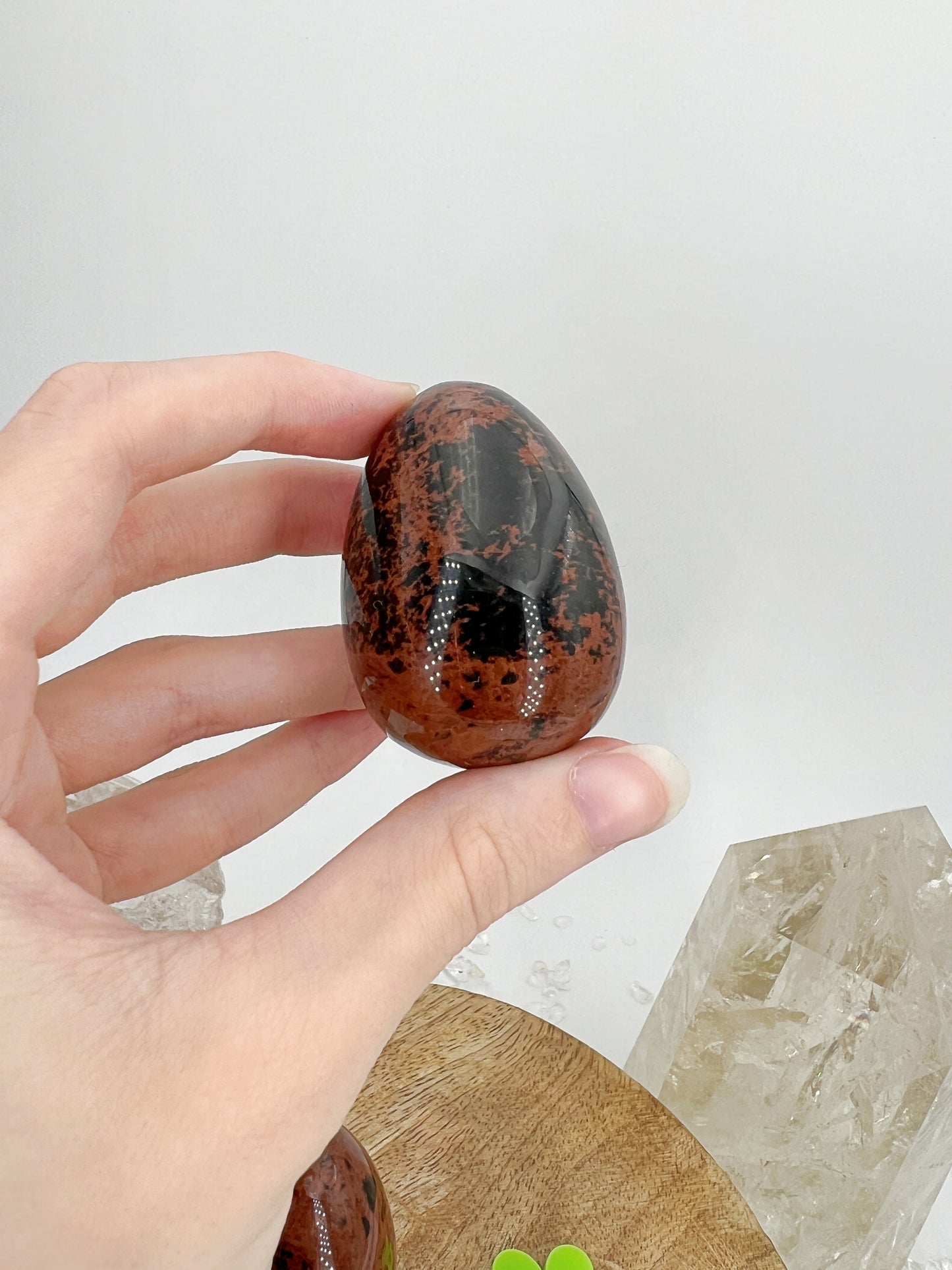 Mahagoni Obsidian Ei mit Blatt Standfuß